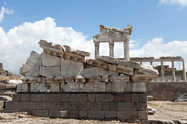 庙的 trajan 在雅典卫城的贝加蒙 — 图库照片