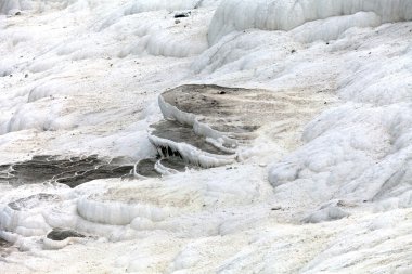 Pamukkale hindisinin içinde travertin havuzları ve terasları