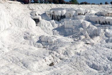 Pamukkale hindisinin içinde travertin havuzları ve terasları