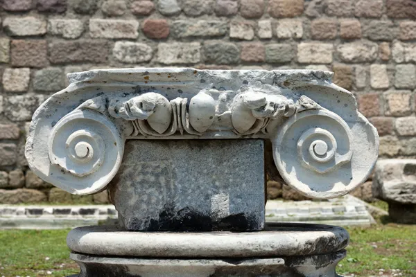 Ionian column capital, architectural detail — Stock Photo, Image