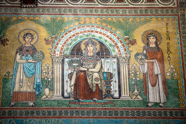 Chiusi - Den romanske katedralen i San Secondiano – stockfoto