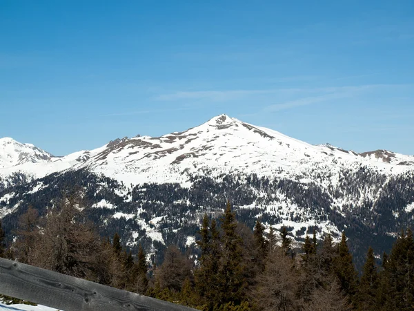 Lyžařská oblast v Alpách — Stock fotografie