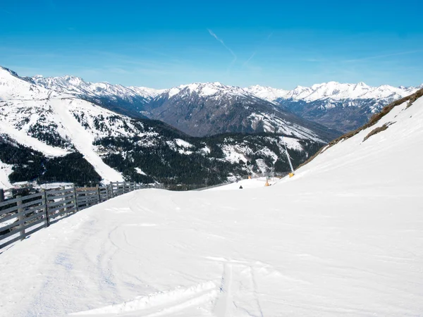 Skigebiet in den Alpen — Stockfoto