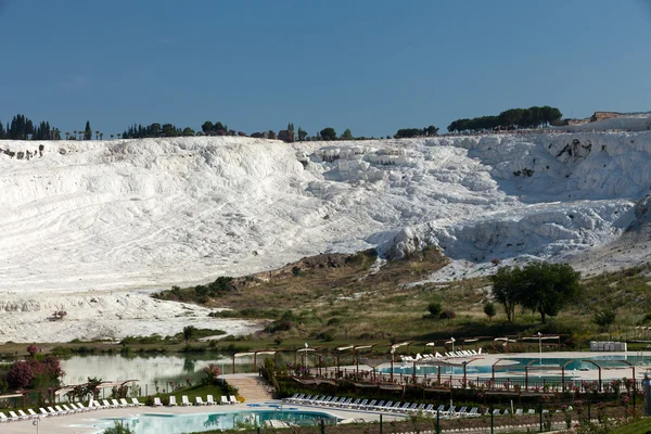 Travertinpooler och terrasser i pamukkale kalkon — Stockfoto