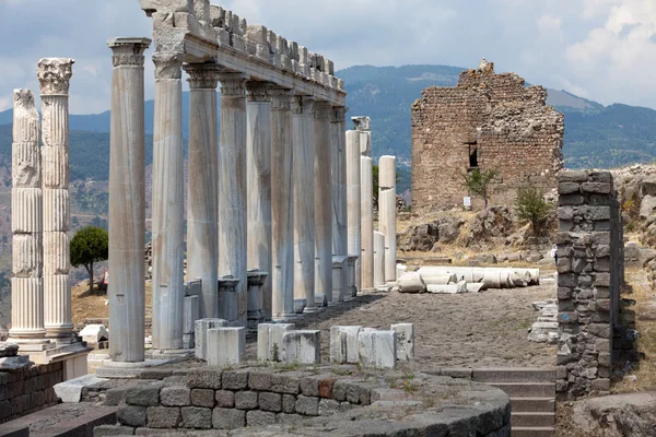 庙的 trajan 在雅典卫城的贝加蒙 — 图库照片