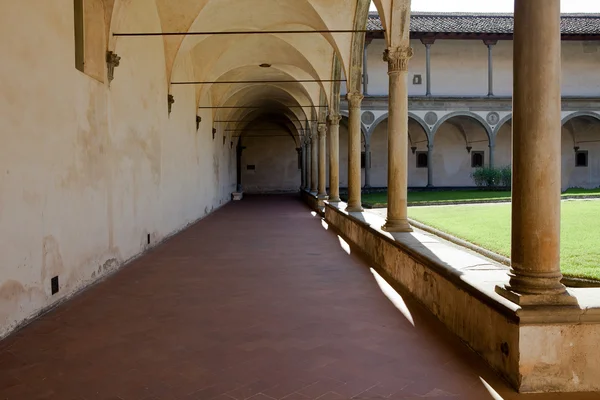 Wewnętrzny dziedziniec Bazyliki santa croce we Florencji, — Zdjęcie stockowe