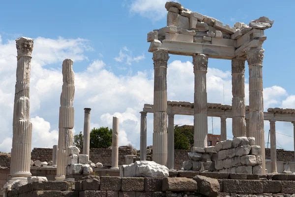 Храм Траяна в Acropolis Pergamon — стокове фото