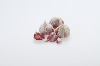 Beyaz arka planda taze sarımsak