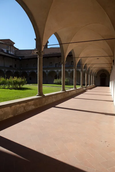 Wewnętrzny dziedziniec Bazyliki santa croce we Florencji, — Zdjęcie stockowe