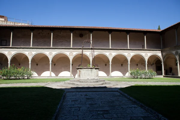 Wewnętrzny dziedziniec Bazyliki santa croce we Florencji, — Zdjęcie stockowe