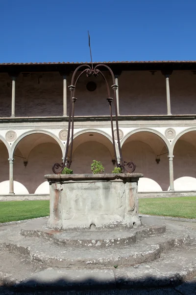Curtea interna a bazilicii Santa Croce din Florenta , — Fotografie, imagine de stoc