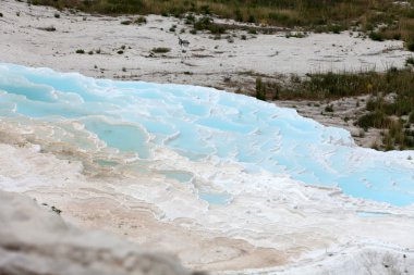 Pamukkale hindisinin içinde travertin havuzları ve terasları