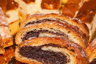 kek haşhaş ve altın gibi üzerinde cheesecake