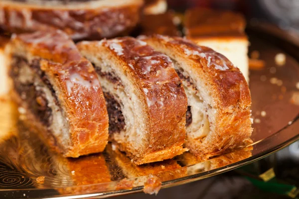 Der Kuchen mit dem Mohn und der Käsekuchen auf goldenem Suc — Stockfoto