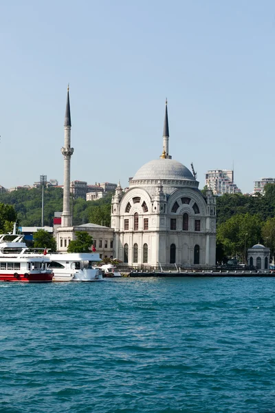 Istambul - dolmabahce moskee op de bosporus straat — Stockfoto