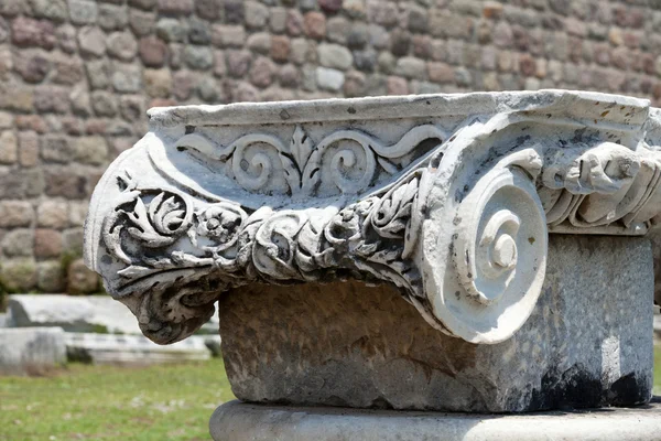 Ionian column capital, architectural detail — Stock Photo, Image