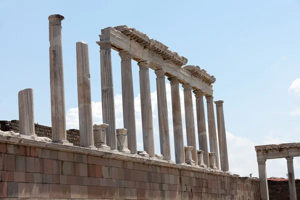Храм Траяна в Акрополе Пергамского — стоковое фото