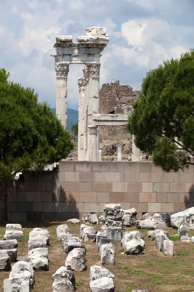 庙的 trajan 在雅典卫城的贝加蒙 — 图库照片