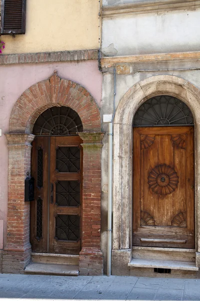 Wooden residential doorway in Tuscany. Italy — Stock Photo, Image