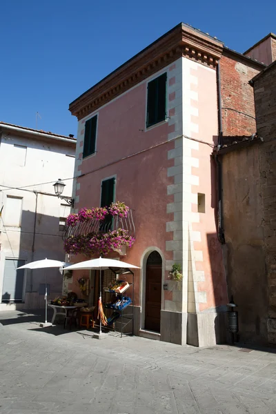 Asciano - a cidade rural encantadora na Toscana — Fotografia de Stock