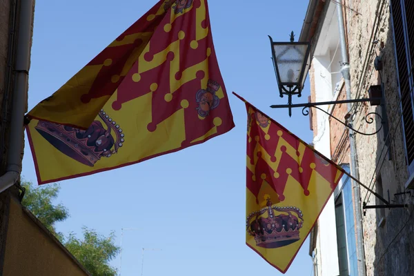 Banderas festivas en las calles Asciano. Toscana — Foto de Stock