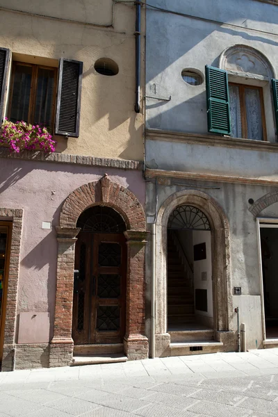 Porta residencial de madeira na Toscana. Itália — Fotografia de Stock