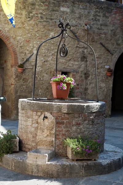 Der steinerne Brunnen in Asciano, Toskana — Stockfoto