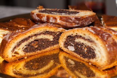kek haşhaş ve altın gibi üzerinde cheesecake