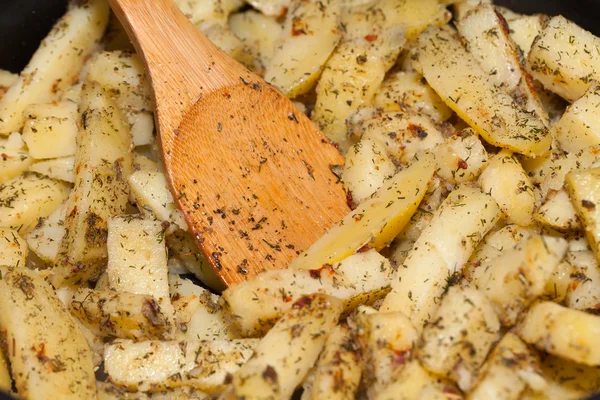 Kartoffeln gebraten mit Kräutern — Stockfoto