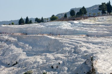 Pamukkale hindisinin içinde travertin havuzları ve terasları