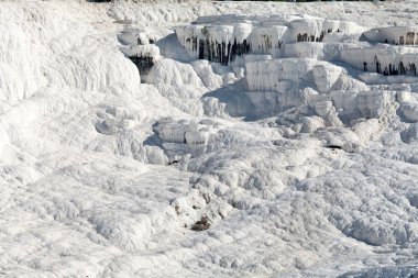 Pamukkale hindisinin içinde travertin havuzları ve terasları
