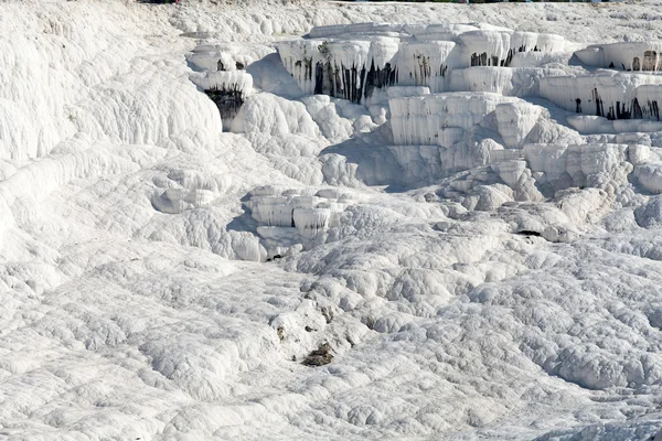 Pamukkale hindisinin içinde travertin havuzları ve terasları — Stok fotoğraf