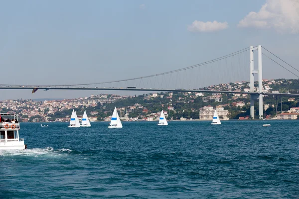 İstanbul - Boğaziçi Köprüsü bağlarken Avrupa ve Asya — Stok fotoğraf