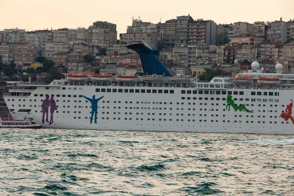 The passenger ship in port. — Stock Photo, Image