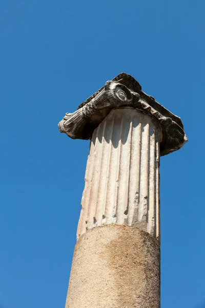 La colonne ionique dans la ville grecque antique Ephèse — Photo