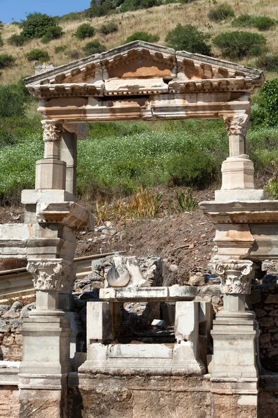 Trajan 在古希腊语中的喷泉城市以弗所 — 图库照片