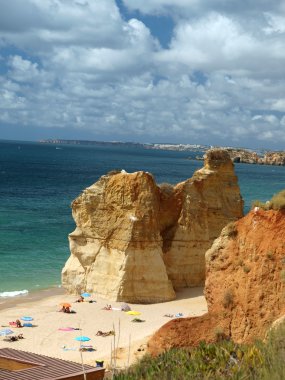 Algarve bölgesindeki huzurlu Praia de Rocha sahilinin bir bölümü..