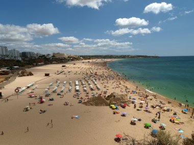 Algarve bölgesindeki huzurlu Praia de Rocha sahilinin bir bölümü..