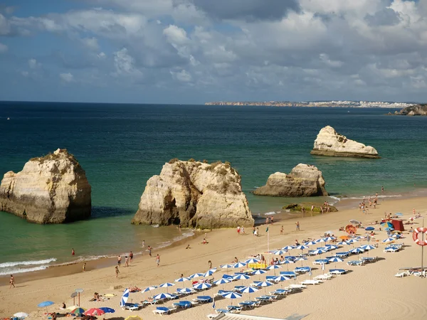 Een deel van het idyllische strand Praia de Rocha in de Algarve. — Stockfoto