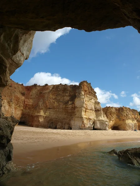 Algarve bölgesindeki huzurlu Praia de Rocha sahilinin bir bölümü.. — Stok fotoğraf