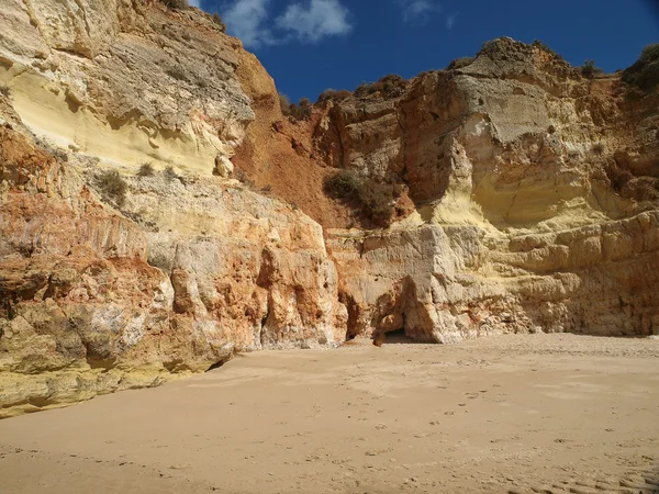 Una sección de la idílica playa de Praia de Rocha en la región del Algarve . —  Fotos de Stock