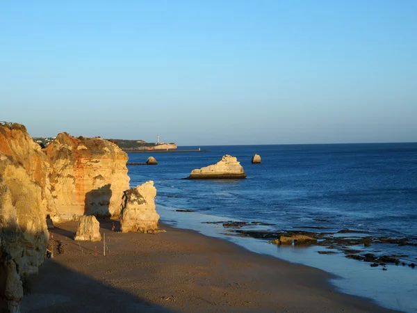 Una sección de la idílica playa de Praia de Rocha en la región del Algarve . —  Fotos de Stock