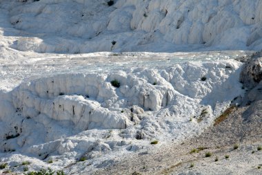 Pamukkale hindisinin içinde travertin havuzları ve terasları