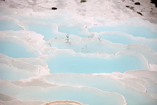 Pamukkale hindisinin içinde travertin havuzları ve terasları — Stok fotoğraf