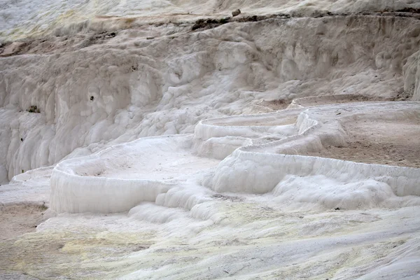 Pamukkale hindisinin içinde travertin havuzları ve terasları — Stok fotoğraf