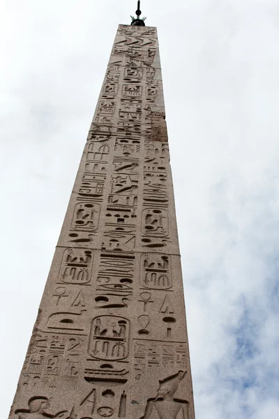 Rome - Egyptian obelisk of Ramesses in Piazza del Popolo — Stock Photo, Image