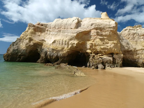 Una sección de la idílica playa de Praia de Rocha en el Algarve regio —  Fotos de Stock