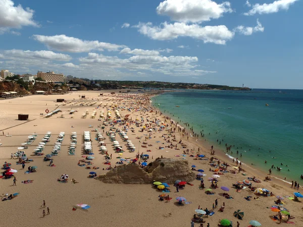 Una sezione dell'idilliaca spiaggia di Praia de Rocha sull'Algarve regio — Foto Stock