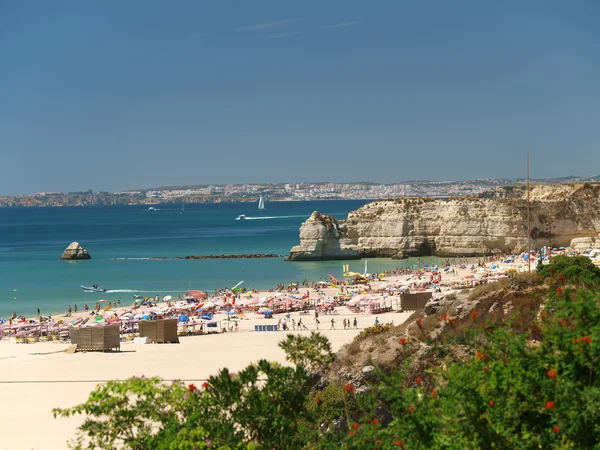 Une partie de la plage idyllique de Praia de Rocha sur la région de l'Algarve — Photo