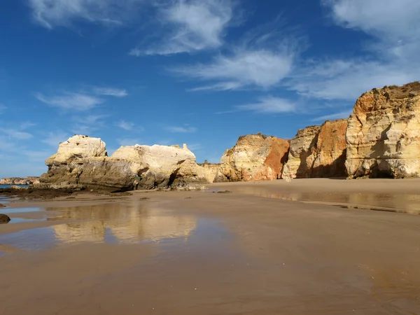 A section of the idyllic Praia de Rocha beach on the Algarve regio — Stock Photo, Image